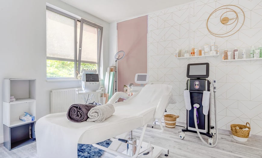 Image 2: Soin visage rajeunissant et hydrafacial avec Glamour Medical Center