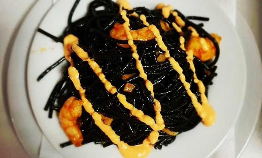 Image 3: Menú para 2 o 4 personas con entrante, principales, postre y bebida