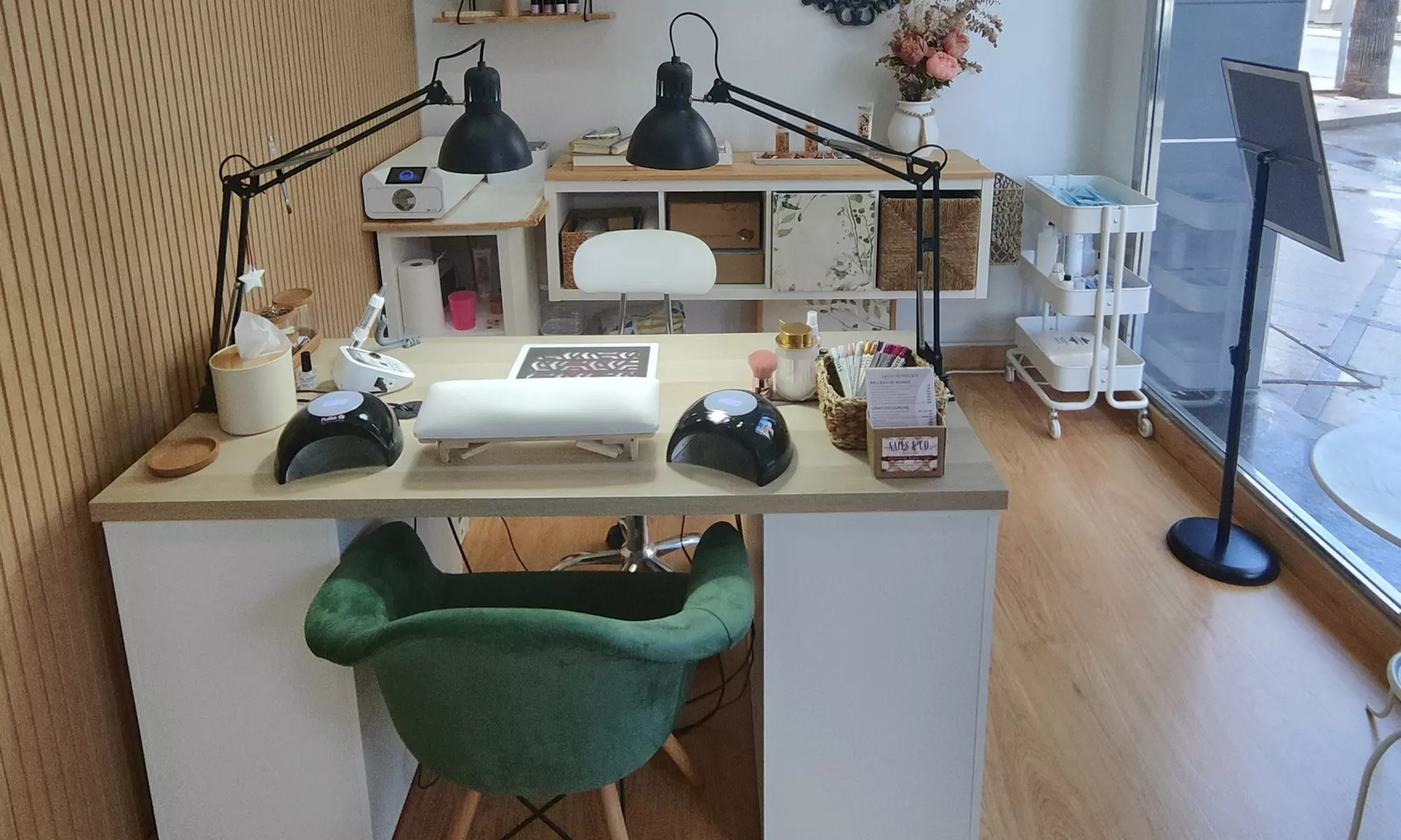 Manicura o pedicura con opción a refuerzo o primera puesta de acrygel