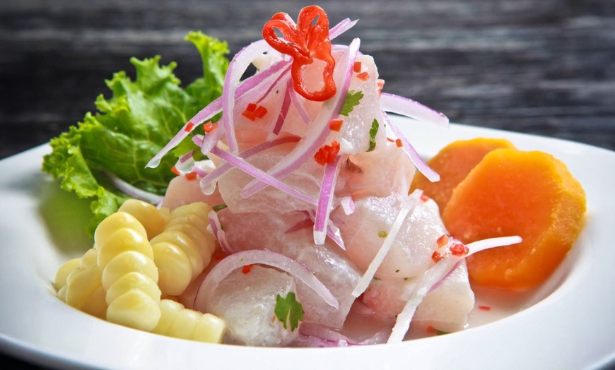 Image 2: Menú peruano para 2 o 4 con entrantes, principales, postres y bebidas