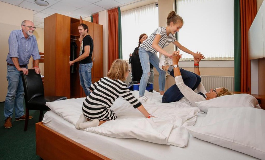 Image 12: Wunderlight im Wunderland Kalkar: All-Inclusive Zimmer & Freizeitpark