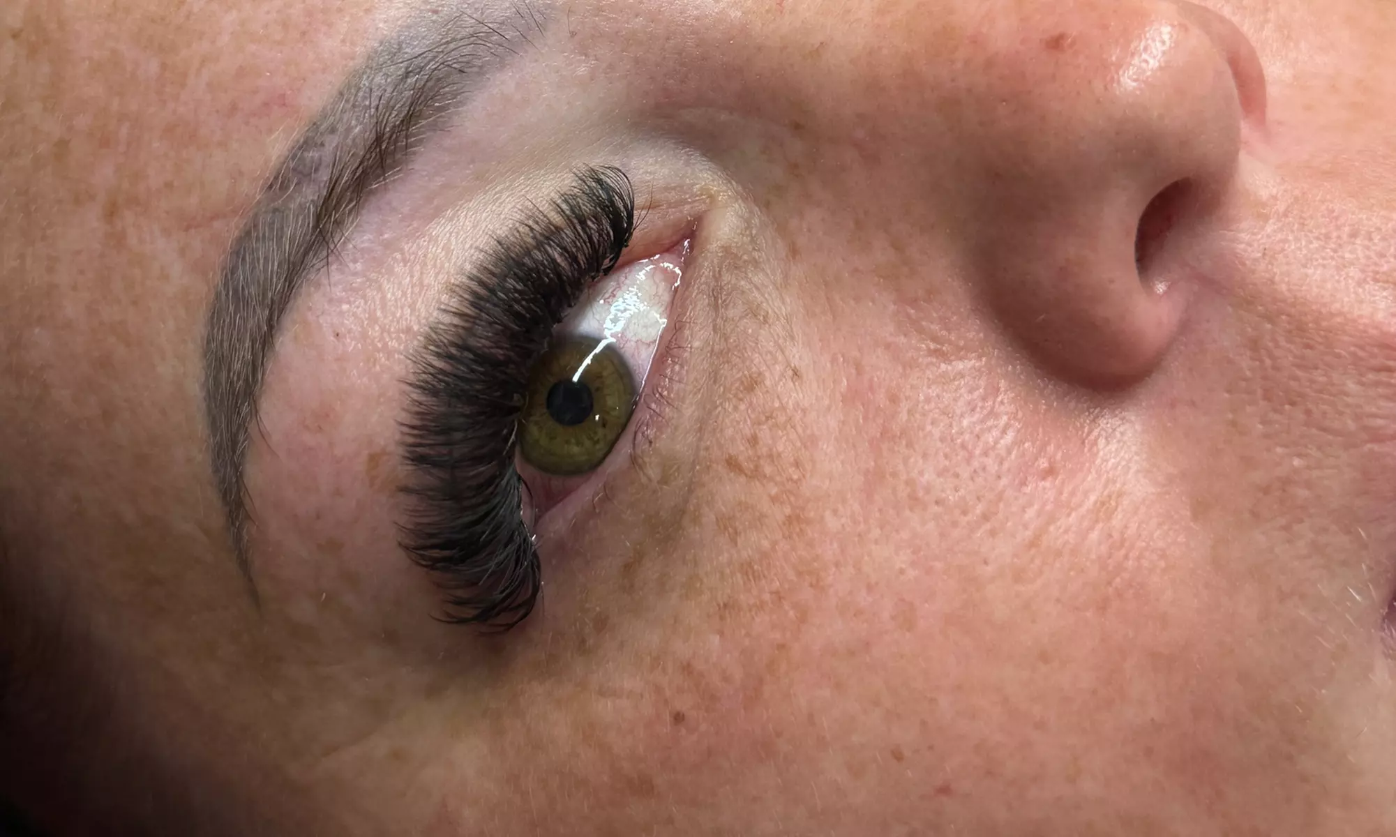 Renew w/ Full set Classic or Hybrid Eyelash Extensions w/ 2 week Fill