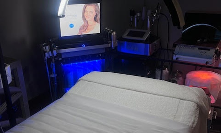 Image 4: Rejuvenate Your Skin with Infrared Rejuvenation Facial