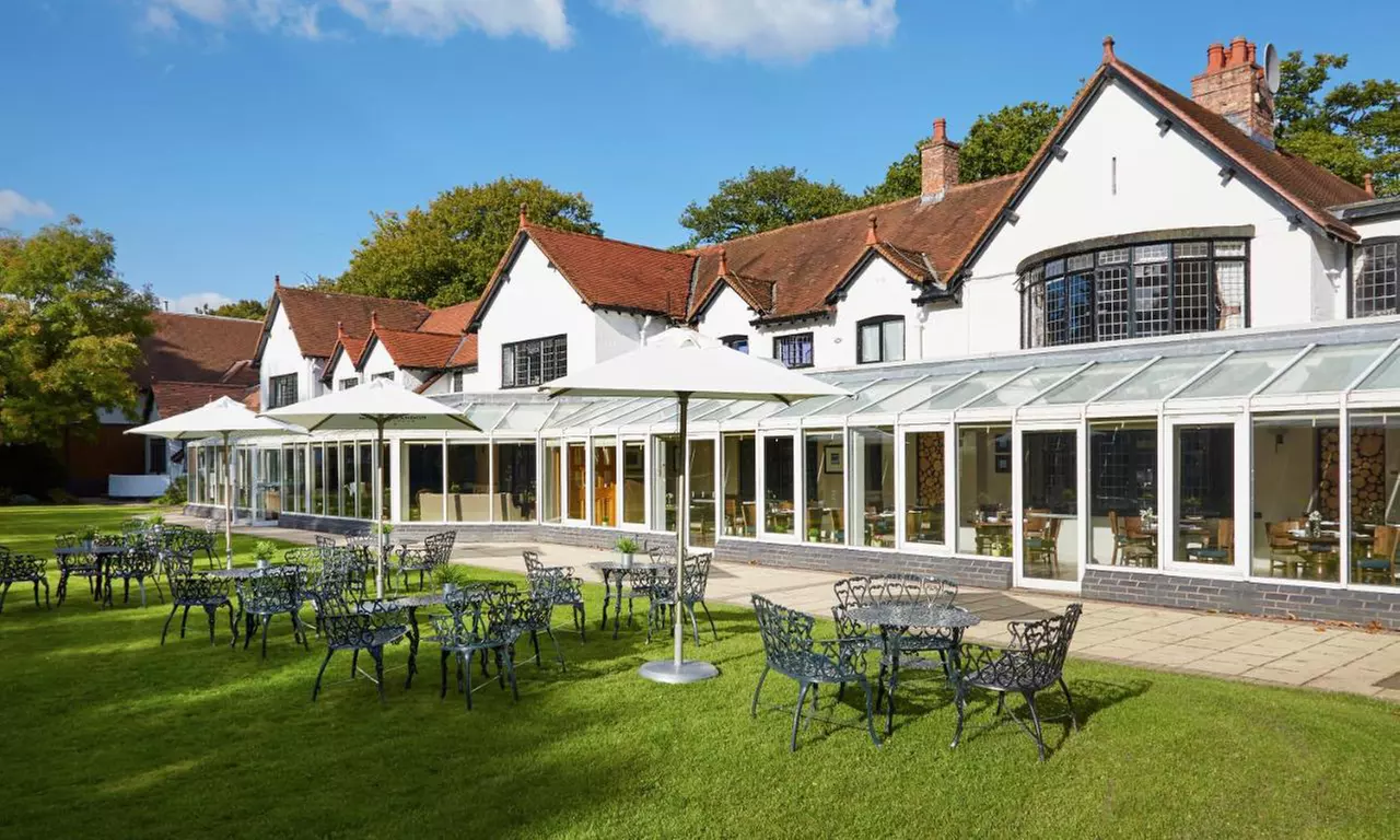 Chester: Spa Stay for 2 with Breakfast, Prosecco & 25-Minute Treatment