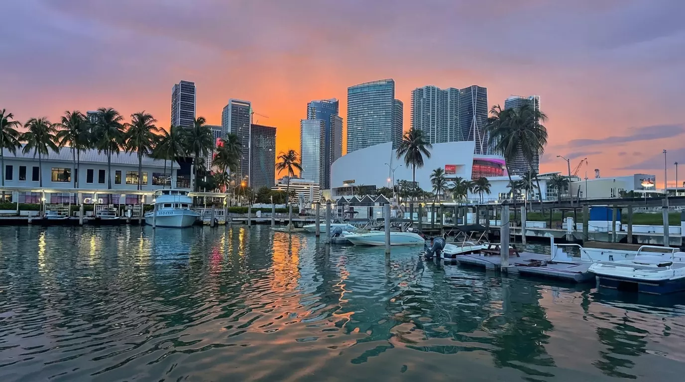 Miami Skyline & Celebrity Mansion Boat Tour – Biscayne Bay