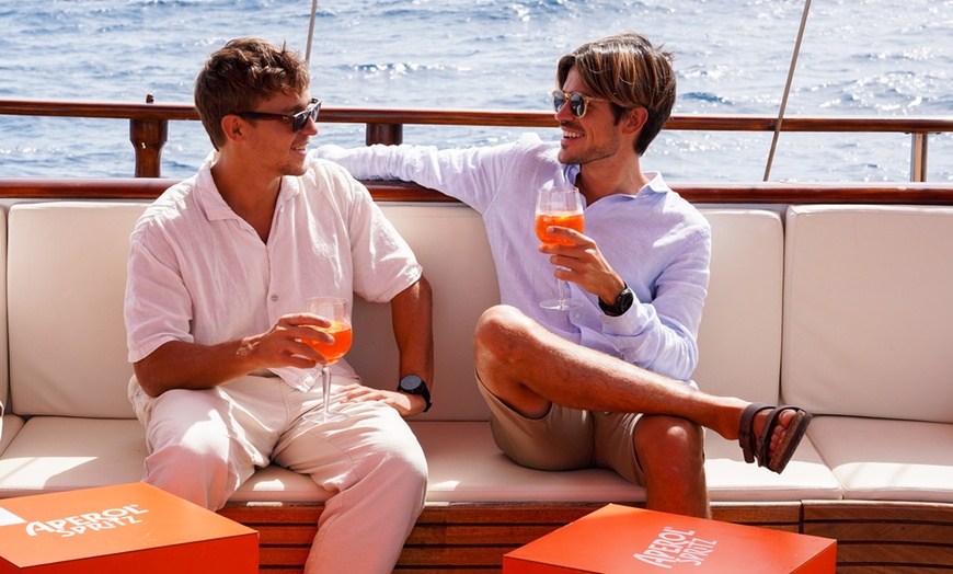 Image 9: Paseo en barco de madera con snacks y bebidas para 1 o 2 personas