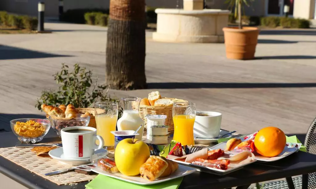 Aigues-Vives (Gard) : chambre double avec PDJ, menu en option