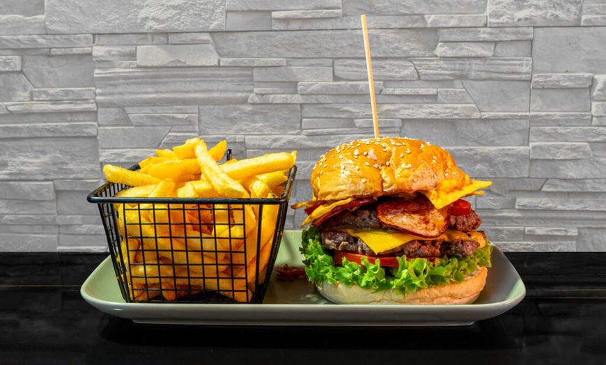 Image 6: Burger nach Wahl & Pommes für 1, 2 oder 4 Personen 