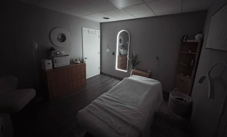 Image 7: 45-min Neck, Face, and Scalp Massage or 55-min Facial w/ Scalp & More