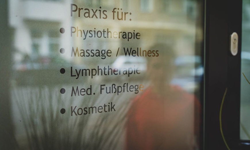 Image 22: 30-60 Min. Kräuterstempel-Massage für 1 Person