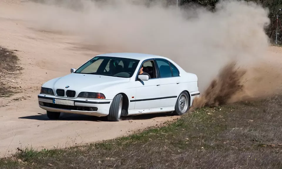 Conducción drift en asfalto o tierra con BMW 540i desde 49 € - Primary Image