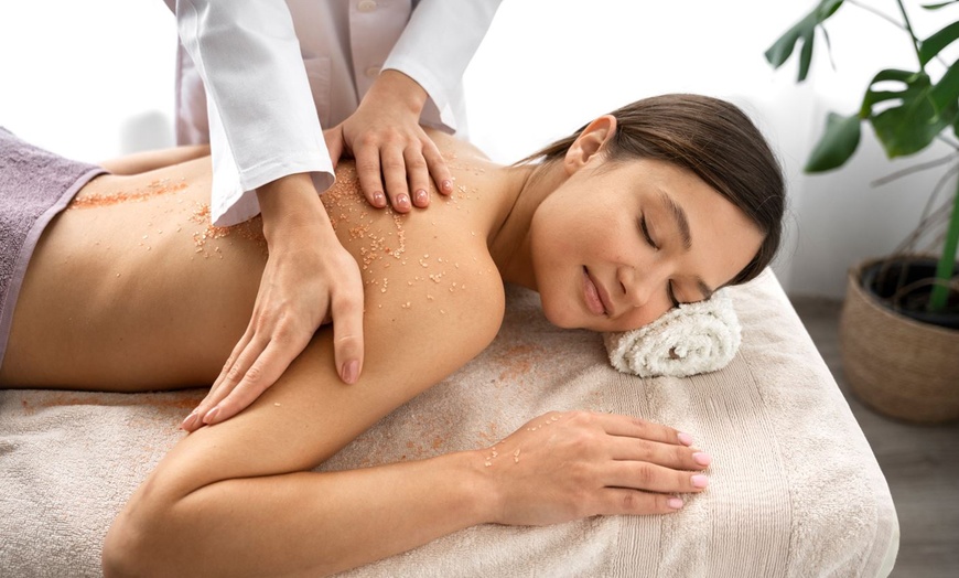 Image 1: Masaje corporal de 30 o 60 minutos con técnica a elegir y presoterapia