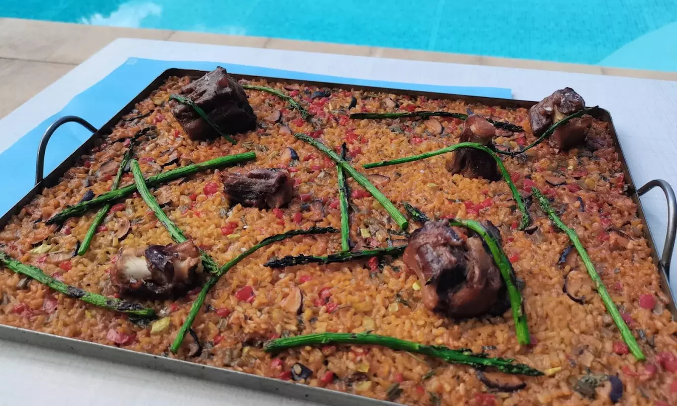 Menú mediterráneo para 2 o 4 con entrante, principal, postre y bebida