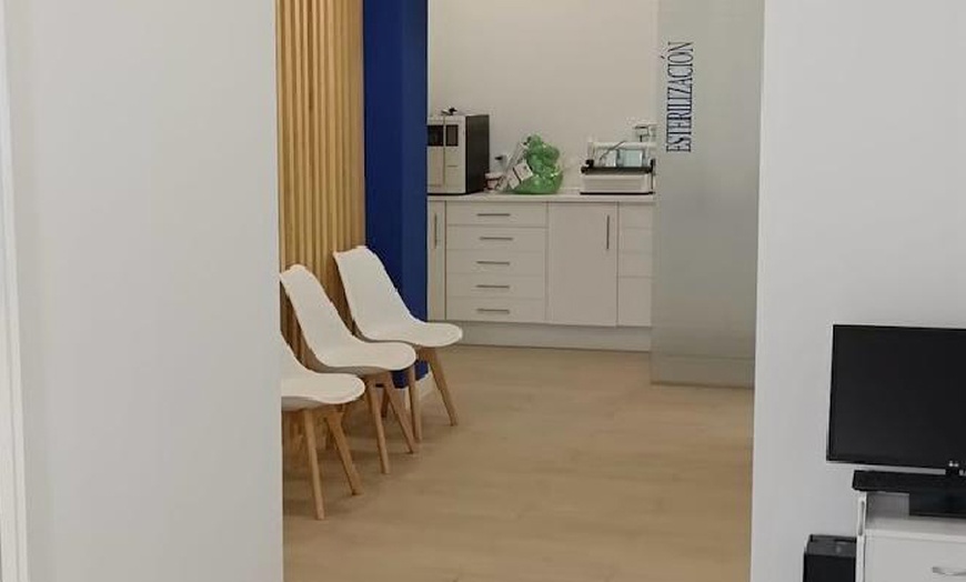 Image 6: 1 o 2 sesiones de blanqueamiento led con revisión para 1 persona