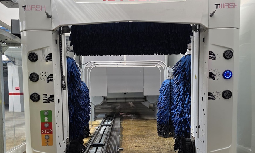 Image 6: Lavado a mano con tratamiento y limpiaparabrisas o 10 lavados en túnel