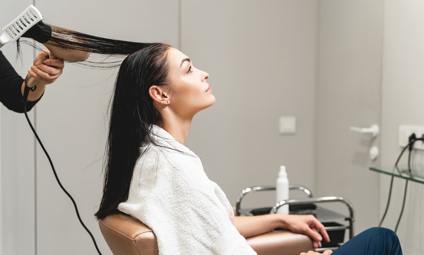 Image 1: Shampoing, coupe et brushing, coloration des racines en option