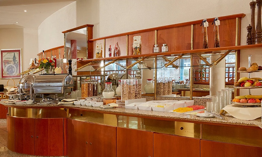 Image 3: Frühstücksbuffet inkl. 1 Glas Sekt für 2 oder 4 Personen