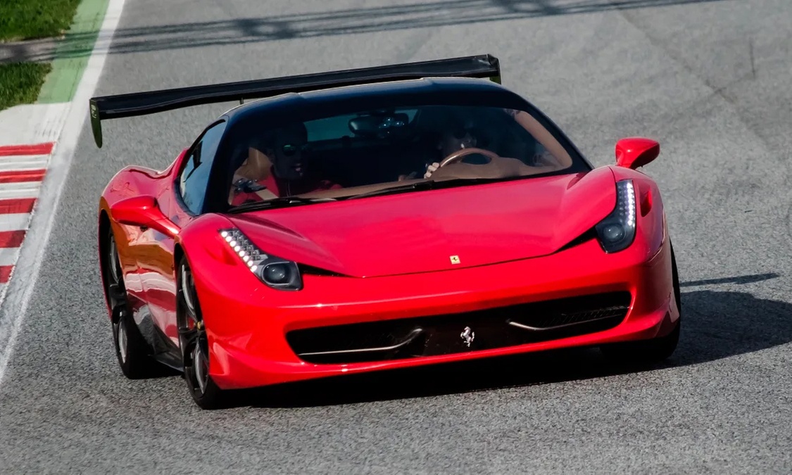 Conducción de Ferrari o Lamborghini en ruta de 7 u 11 km por carretera