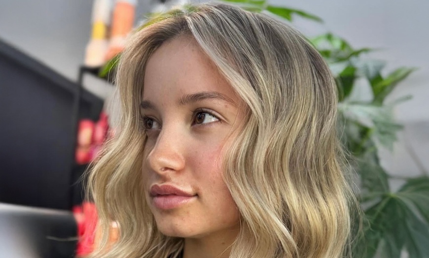 Image 7: Fresh Look w/ 1 Wash, Cut, Blow Dry, Roots Color or Brazilian Keratin