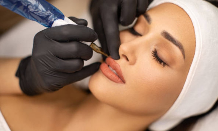 Image 11: Sesión de microblading, microshading o micropigmentación