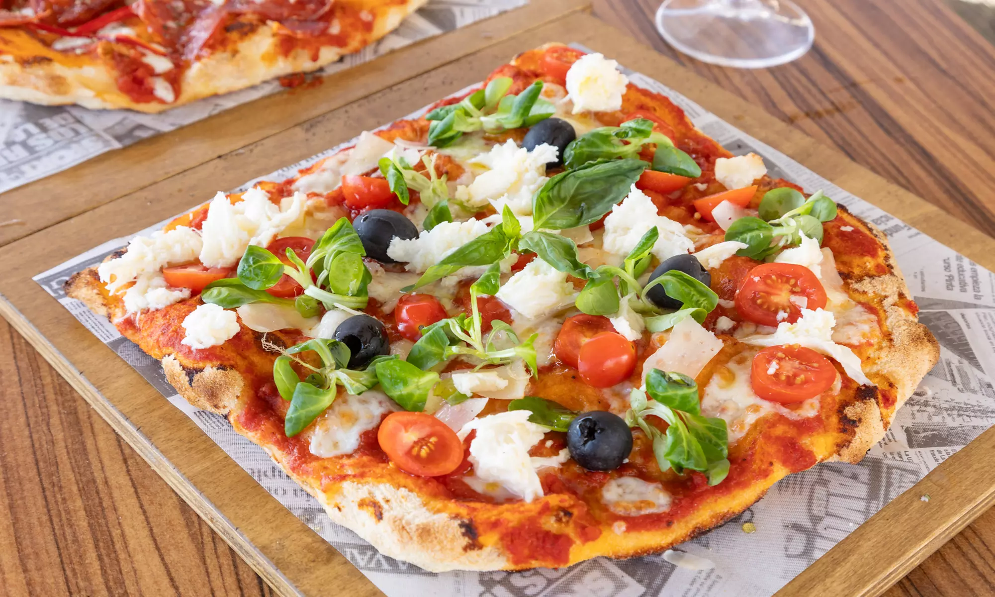 Saborea la auténtica pinsa romana con un menú completo para 2 o 4