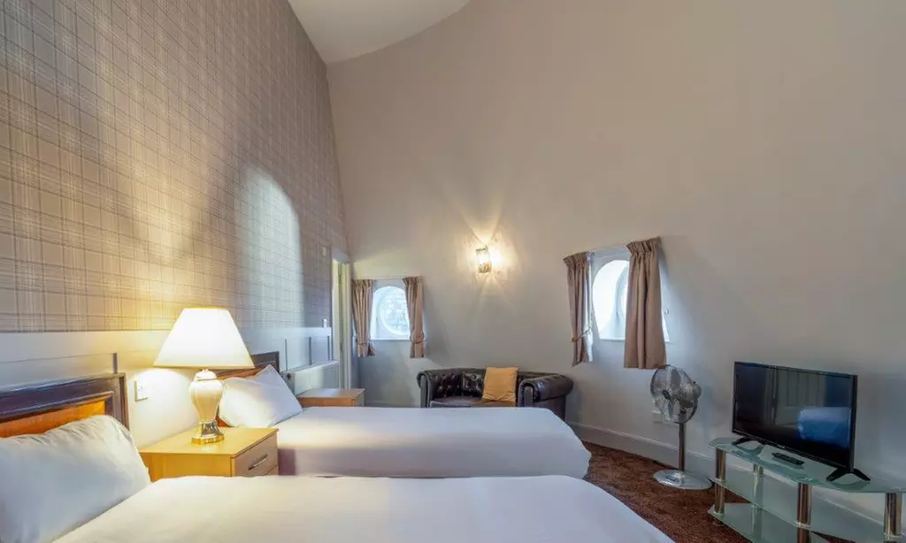 Scarborough: Standard Double or Twin Room with Breakfast and Wi-Fi