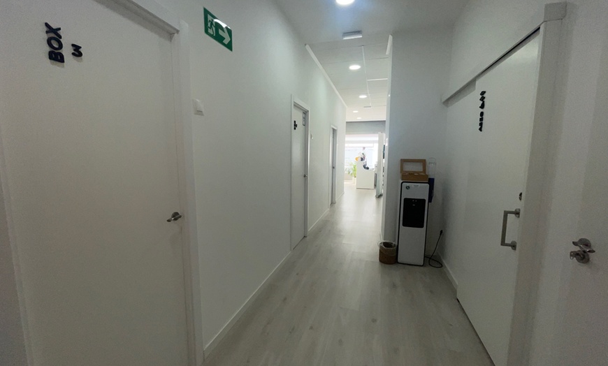 Image 6: Limpieza dental con revisión y opción a radiografía o blanqueamiento