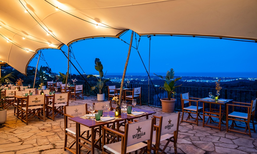 Image 1: ¡Cena bajo las estrellas! Menú completo para 2 o 4 con botella de vino