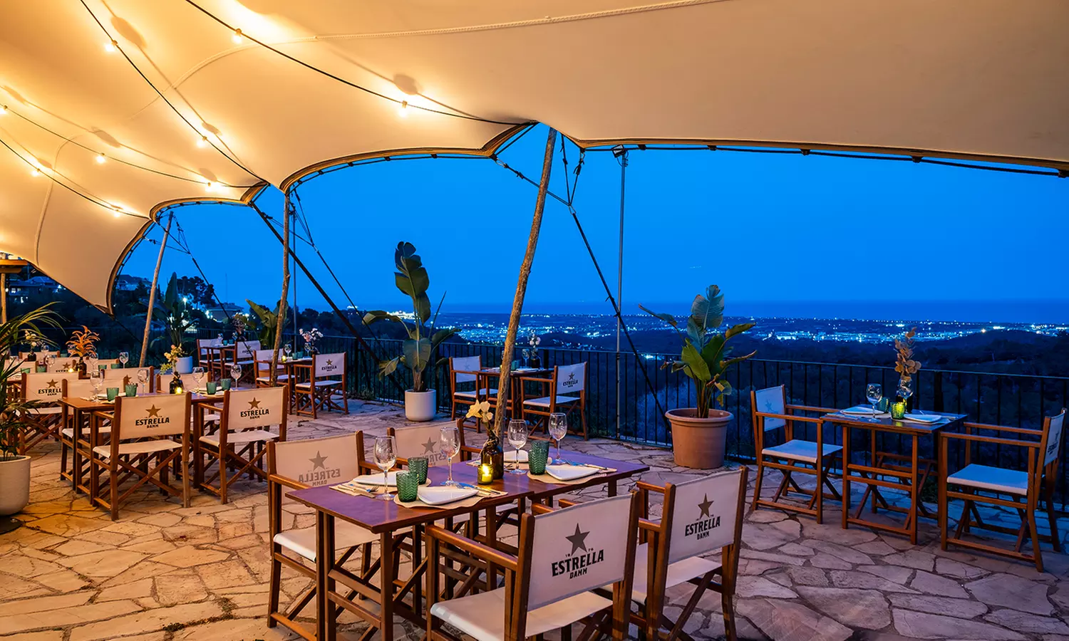 Menú de cena bajo las estrellas para 2 o 4 personas con entrante, principal, postre y vino; ahorra hasta un 36% - Primary Image