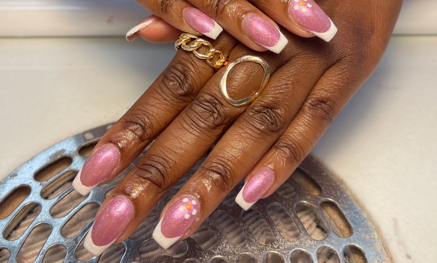 Image 12: Klaar voor een frisse coupe? Ga voor een kappersbehandeling naar keuze