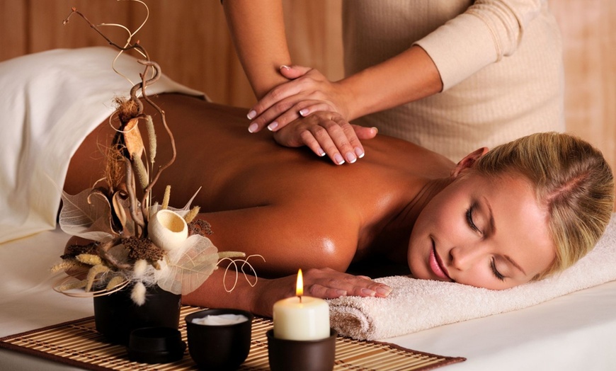 Image 1: Ritual corporal de belleza con masaje, peeling y radiofrecuencia