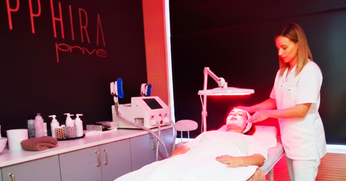 Tratamiento facial con extracción, peeling o Dermapen en Asturias
