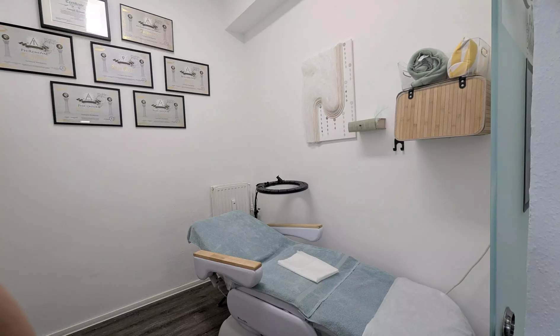 Seidenfadenlifting, Gesichtsbehandlung, Microneedling / Hyaluron Boost