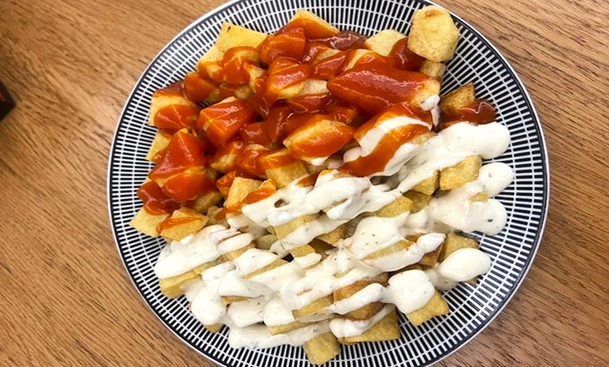 Image 5: Menú de picoteo para 2 o 4 personas con raciones y bebidas
