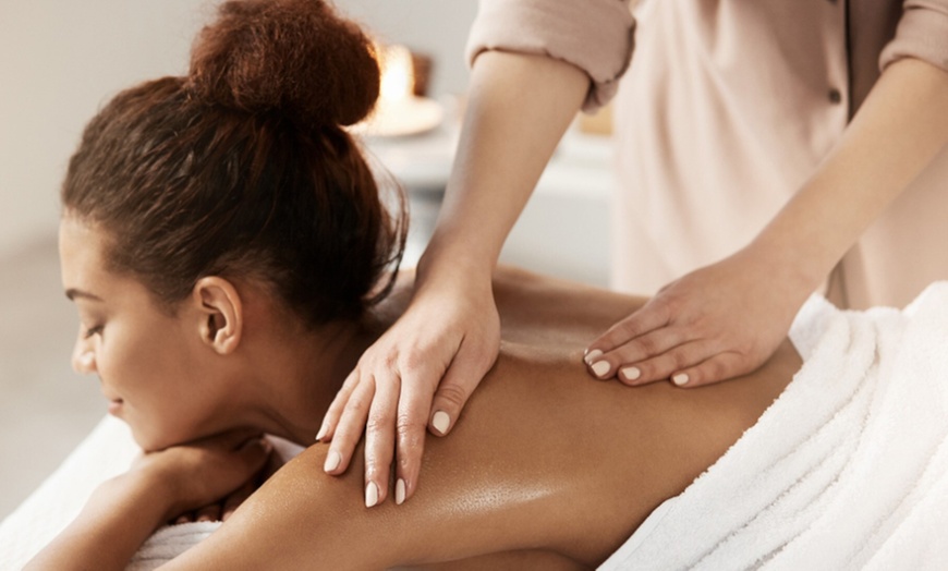 Image 2: 1 o 2 sesiones de limpieza facial y masaje corporal para 1 persona