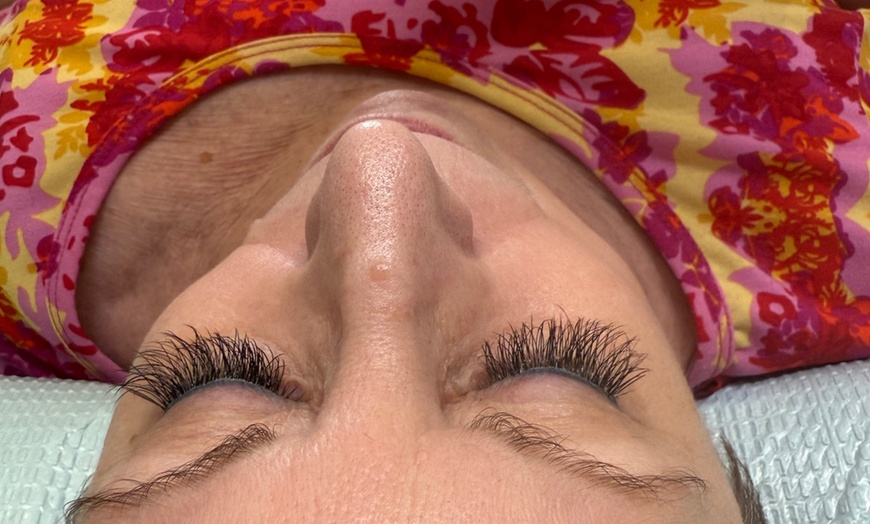 Image 4: Full Set of Hybrid or Full Set of Classic Eyelash Extensions