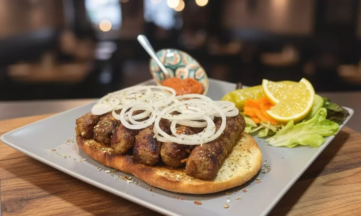 Ćevapčići aus Schweinefleisch auf Pitabrot mit Ajvar und Salat für 1 bis 4 Personen (bis zu 34% sparen) - Primary Image