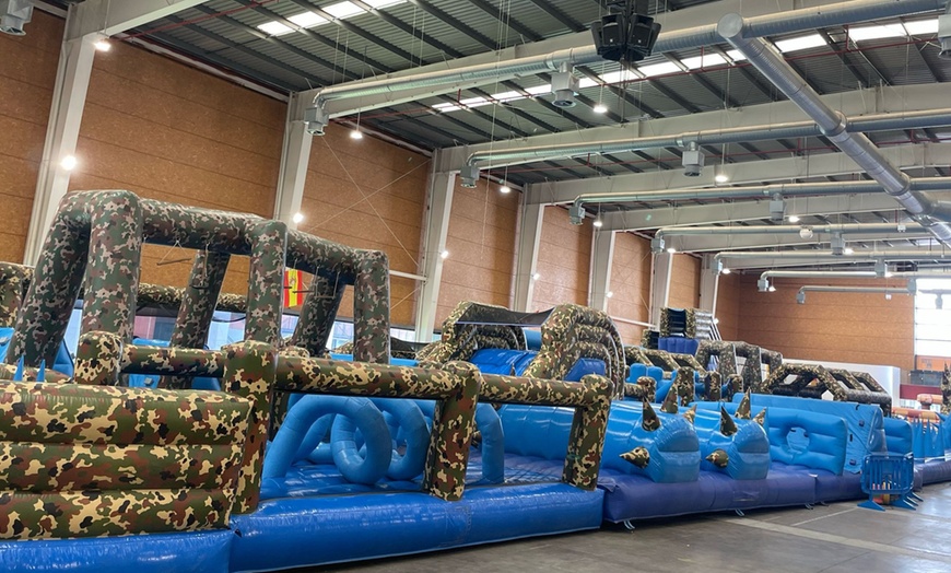 Image 13: Entrada al circuito de hinchables Crazy Warriors con opción de comida