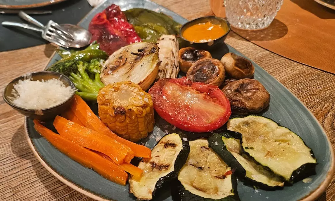 Menú mediterráneo con postre y bebida o botella de vino para 2 o 4