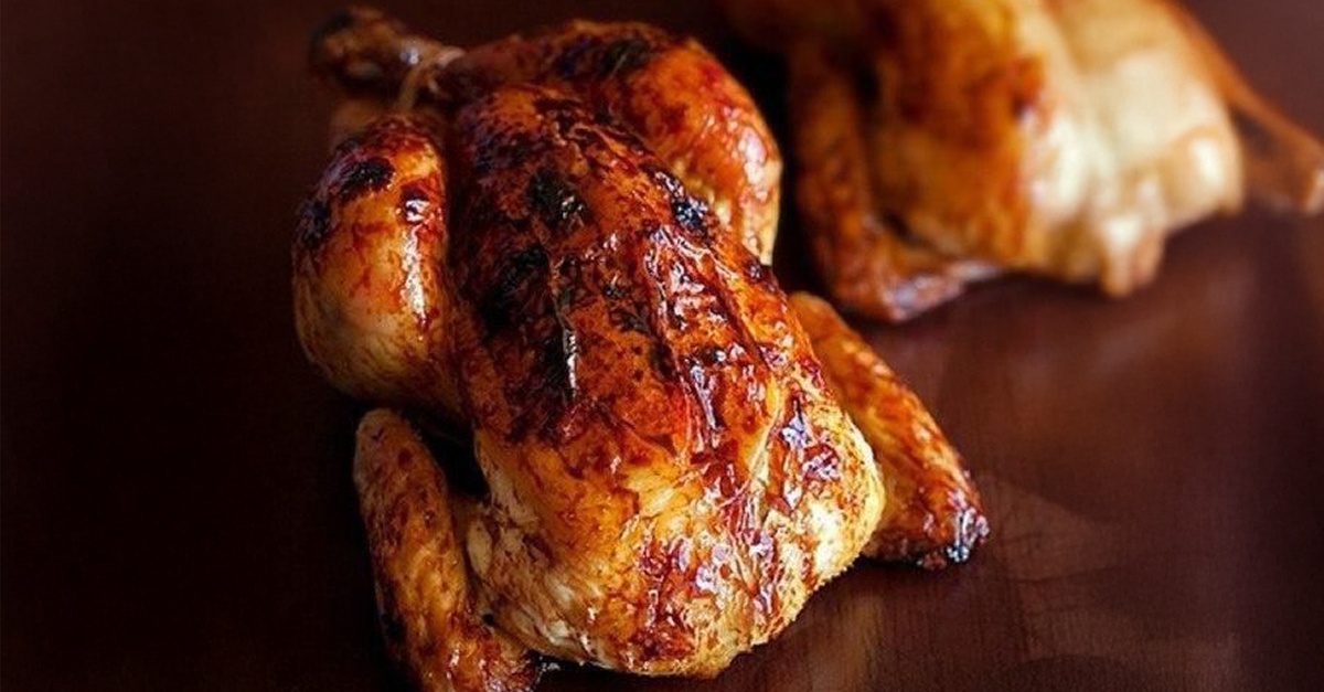 Pollo a la brasa peruano con arroz chaufa en restaurante de Madrid