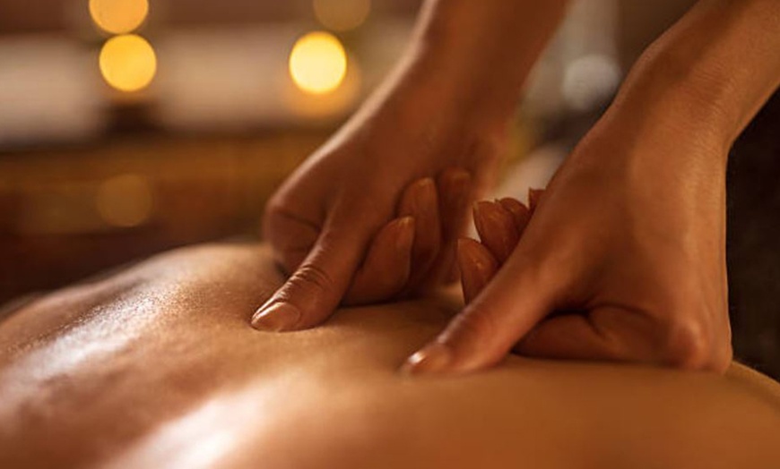 Image 4: Masajes y rituales con aceites, infusión o vino  