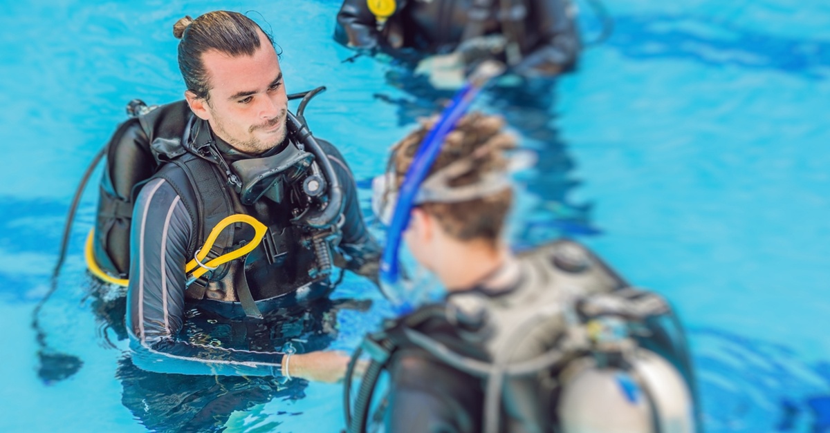 Experiencia inicial de buceo en piscina con instructor en Madrid