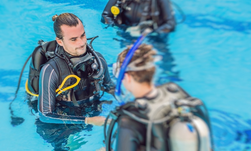 Image 3: Bautismo de buceo en piscina con instructor para 1 o 2 personas 