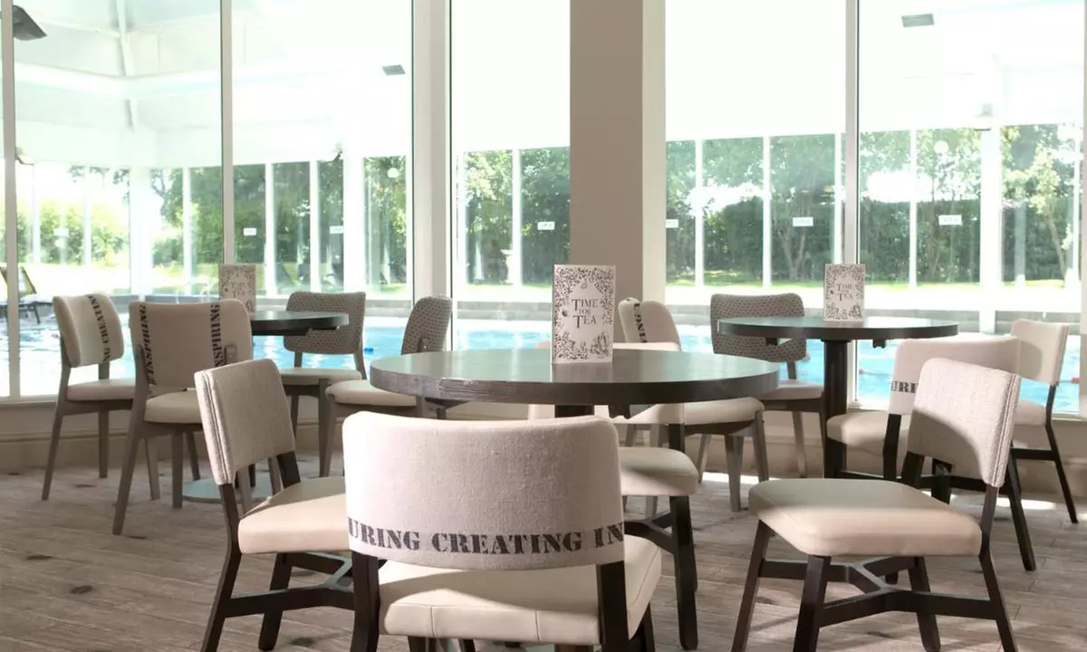 Chester: Spa Stay for 2 with Breakfast, Prosecco & 25-Minute Treatment