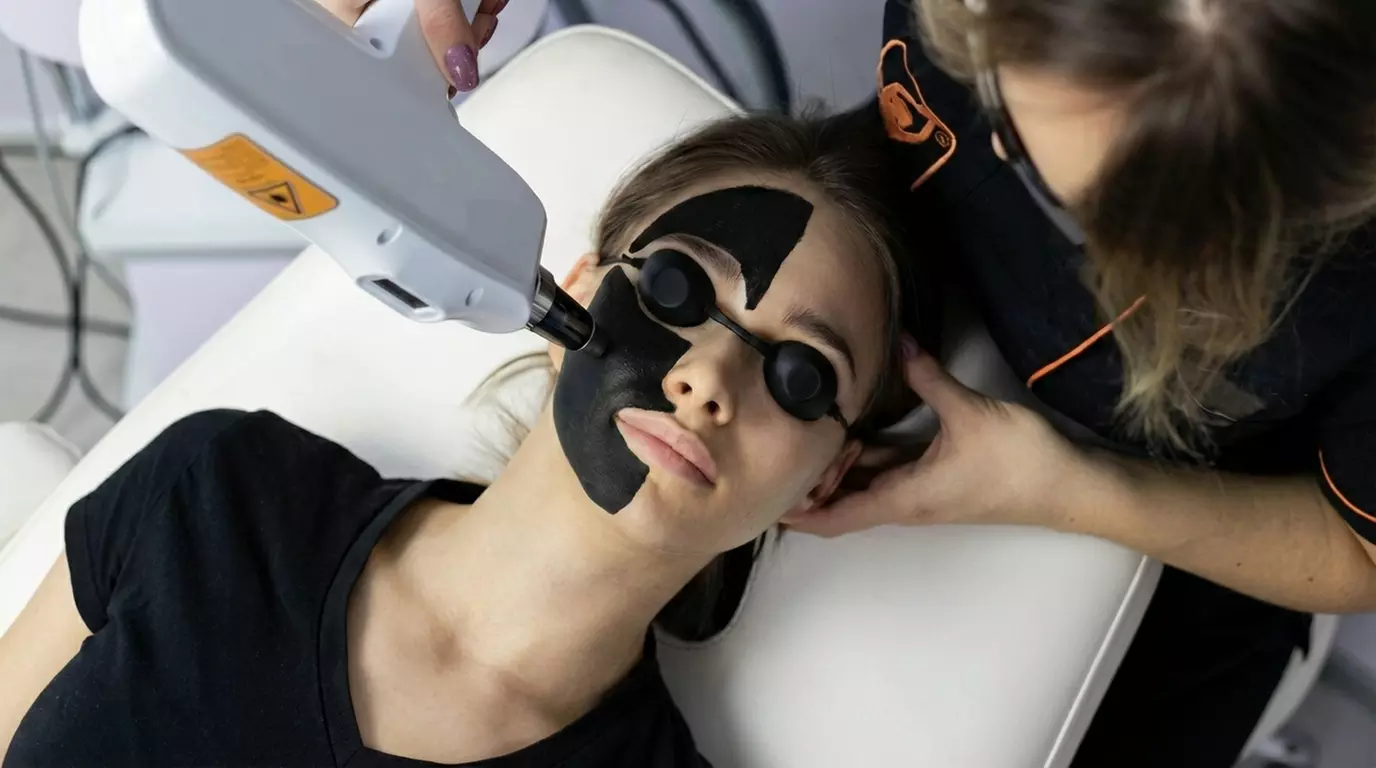 Przywróć skórze blask: peeling węglowy na twarz dla promiennej cery