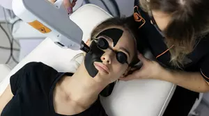 Przywróć skórze gładkość i blask: peeling węglowy na twarz dla promiennej cery w Studiu Figura (do -26%)