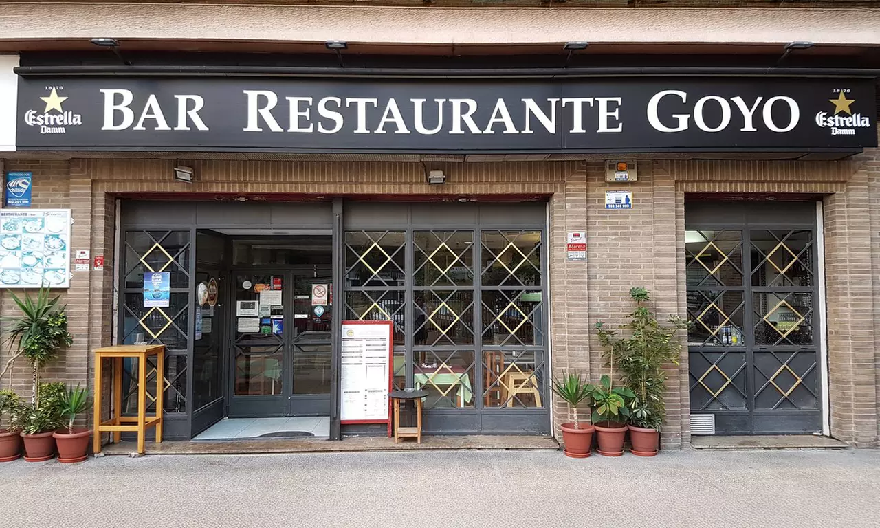 Menú Premium de arroz con langosta y marisco con entrantes y vino