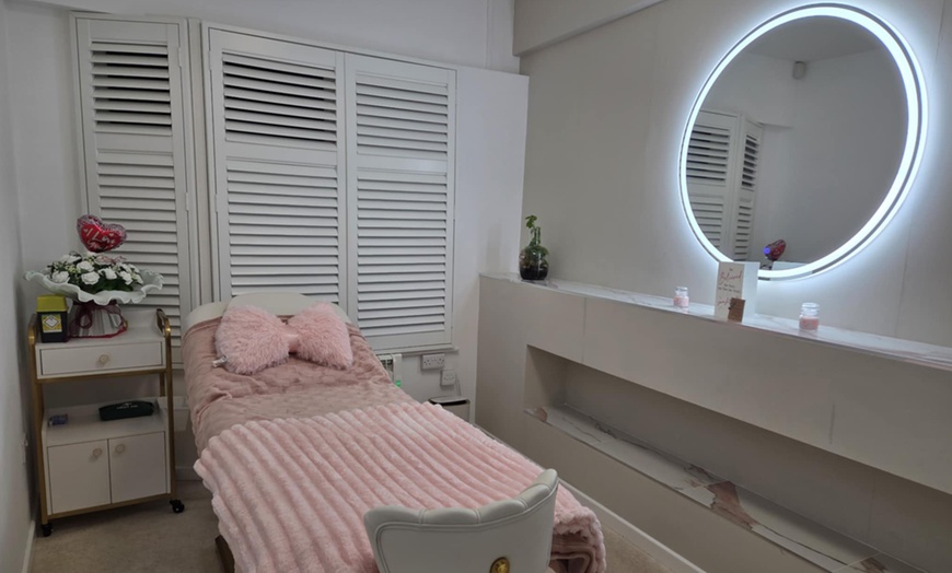 Image 2: 30 or 60-Minute Choice of Massage