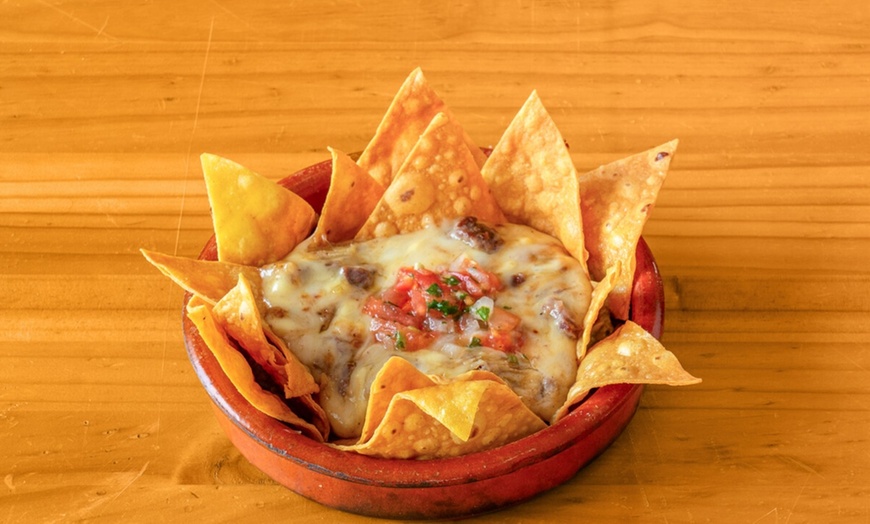 Image 17: Menú mexicano para 2 o 4 con nachos, tacos y margaritas o refrescos