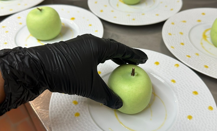 Image 4: Dîner-spectacle à Lyon : saveurs & show dans une cave du XVIᵉ siècle
